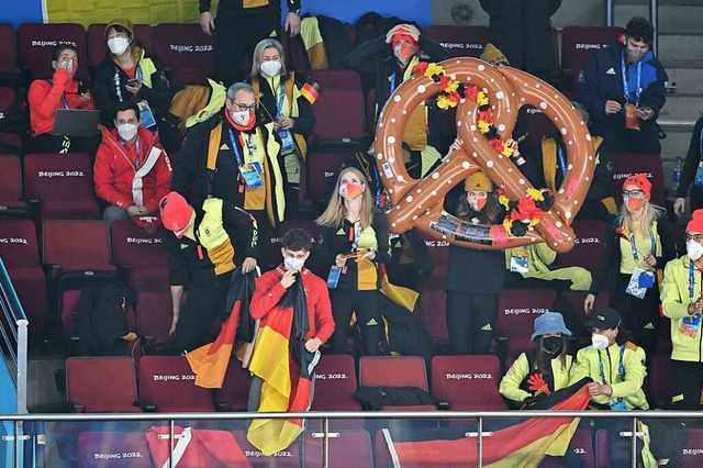 Unter anderem deutsche Athleten feuern das deutsche Eishockey-Team an.  | Foto: Peter Kneffel (dpa)