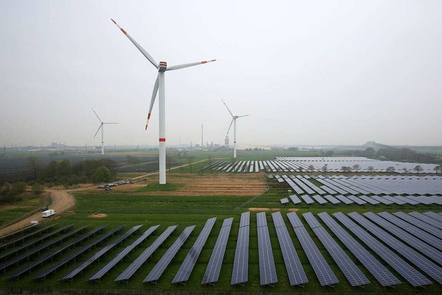 Um die Klimaziele zu erreichen, bedarf...atzes von mehr erneuerbaren Energien.   | Foto: Christian Charisius (dpa)