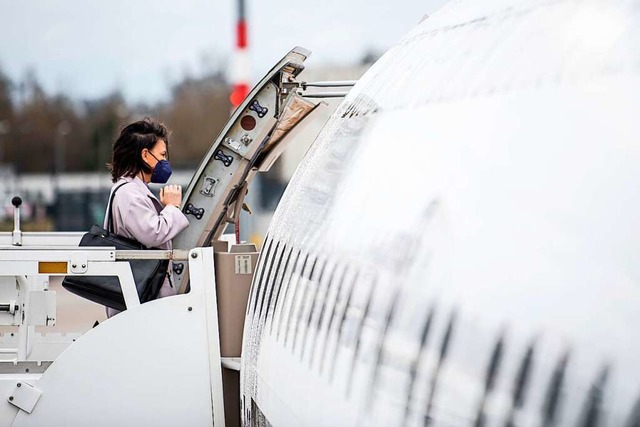 Auenministerin Baerbock steigt in ein Regierungsflugzeug.  | Foto: Fabian Sommer (dpa)
