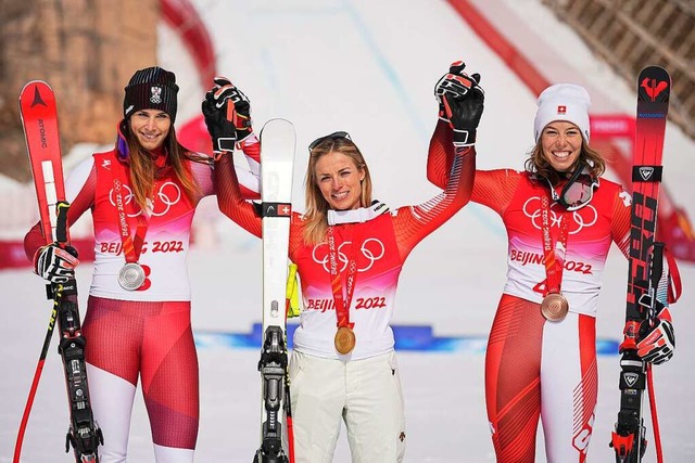 Super G der Frauen, Siegerehrung im Na...e Michelle Gisin aus der Schweiz (l-r)  | Foto: Michael Kappeler (dpa)