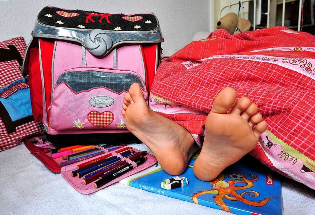 Bett statt Klassenzimmer: In Pandemiez...besser: Ihre Eltern lassen schwänzen.   | Foto: Thomas Kunz