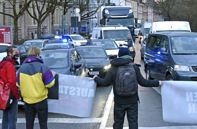 Aktivisten legen wieder den Berufsverkehr auf der B31 in Freiburg lahm.  | Foto: Michael Bamberger