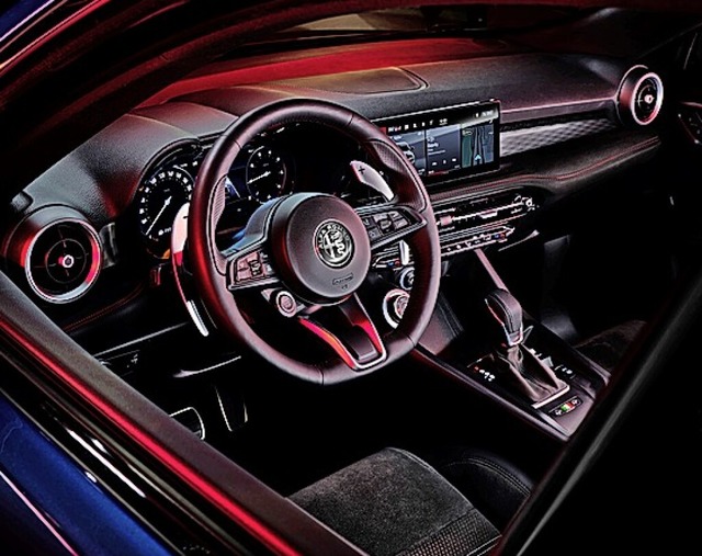 Der Tonale will mit groen Displays und intuitiver Bedienung punkten.  | Foto: Alfa Romeo