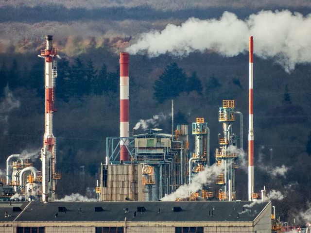 Die charakteristischen rot-weien Schornsteine der Chemieplattform  | Foto: Matthias Weniger