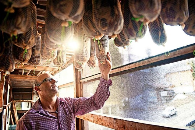 Das Bndnerfleisch, eine Schweizer Spezialitt, muss an der Luft trocknen.  | Foto: Bernd Kammerer (dpa)