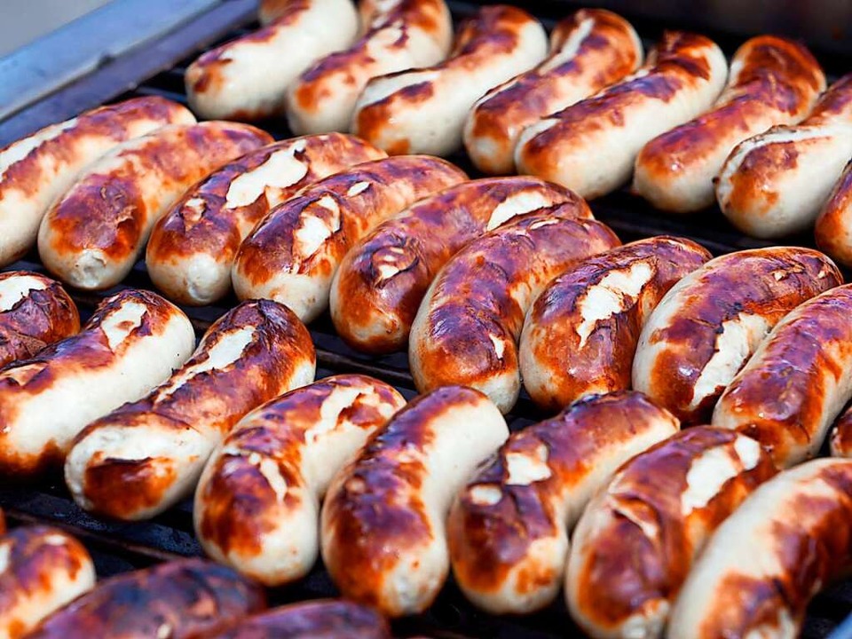Die Olma-Bratwurst gilt als die Grillwurst der Schweizer.  | Foto: Daniel M. Frei (dpa)