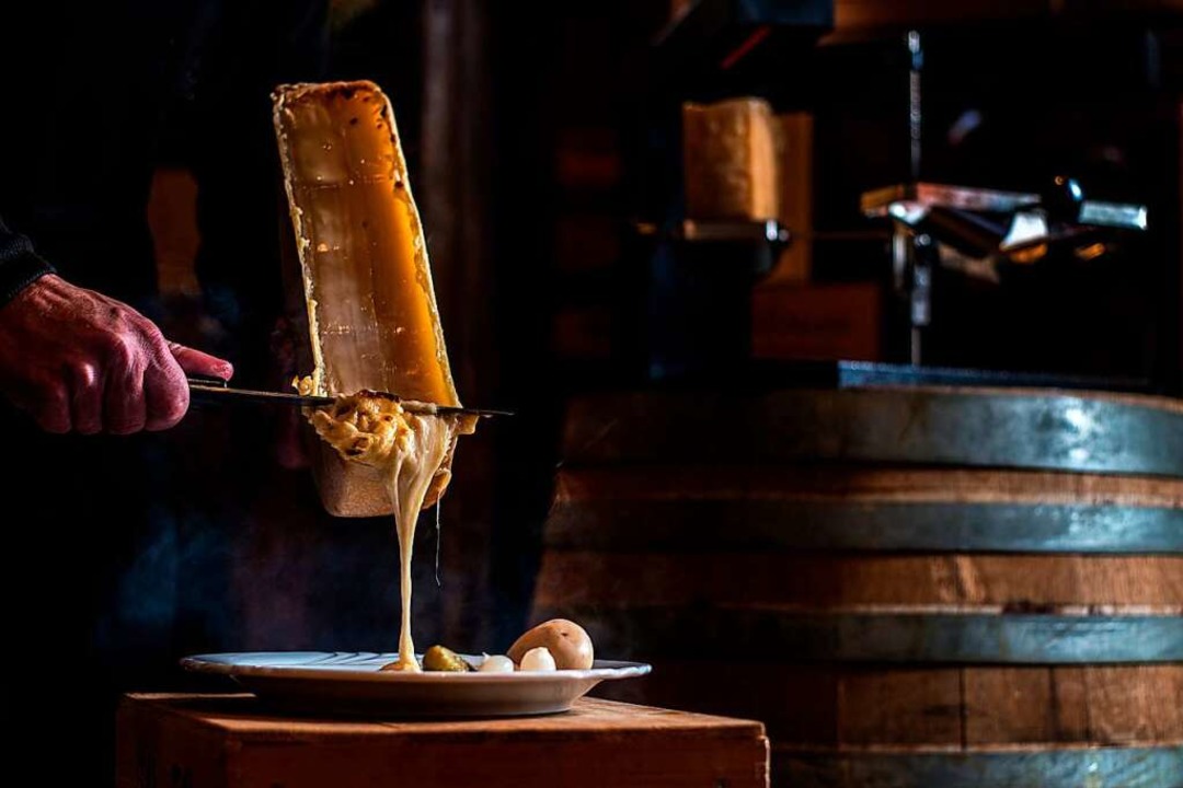 Hat lange Tradition: das Schweizer Raclette.  | Foto: Puzzle Media (dpa)