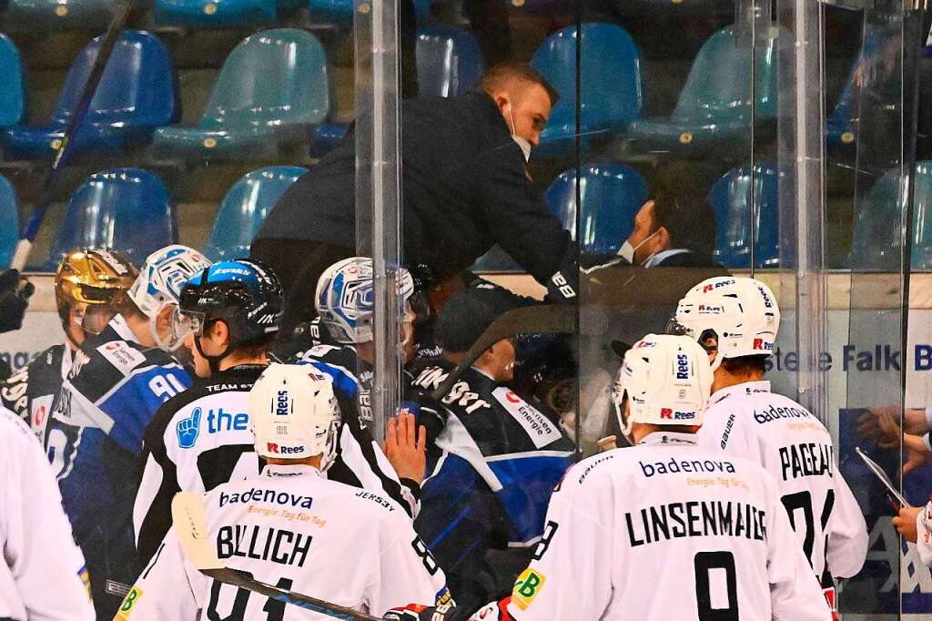 Freiburg ice hockey coach Robert Hoffmann locked on bench after fight – EHC Freiburg