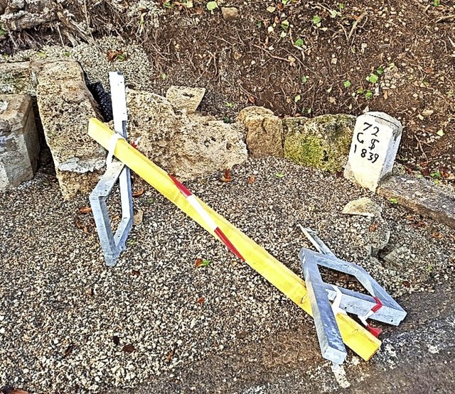 Die Sitzbank am Mattenbrunnen an der a...or sie berhaupt  fertiggestellt war.   | Foto: suedkurier