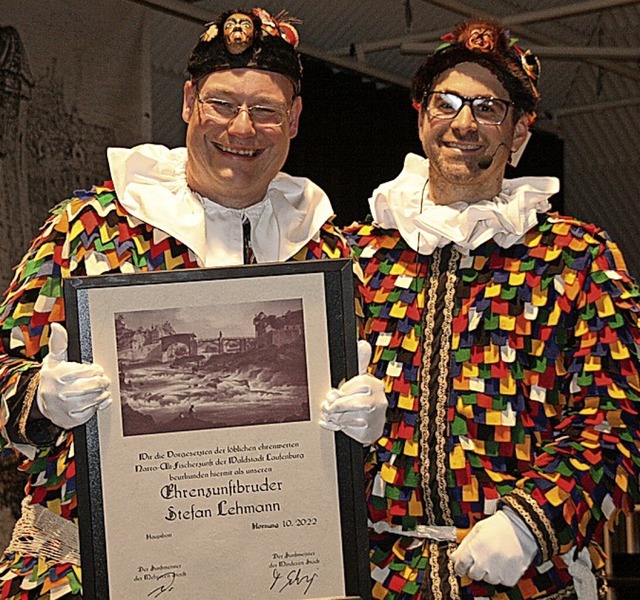 Stefan Lehmann wurde zum Ehrenzunftbru...chts  Zunftmeister Thomas Scherzinger.  | Foto: Peter Schtz