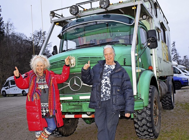 Kri Kloth und Walther Altmann vor ihr...ebauten Mercedes &#8222;Trusty&#8220;.  | Foto: Michaela Gabriel