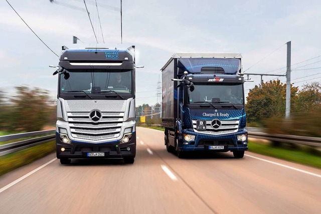 Wasserstoff-Truck (links) und Batterie-Lastwagen (rechts) auf einer Strae   | Foto: Daimler Truck (dpa)