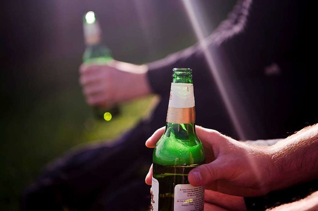 Der Drogenbeauftragte der Bundesregier...rten Umgang mit Tabak und Alkohol aus.  | Foto: Finn Winkler (dpa)