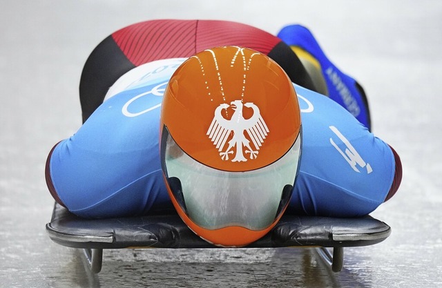 Flach wie eine Flunder liegt Christoph...te deutsche Olympiasieger im Skeleton.  | Foto: Michael Kappeler (dpa)