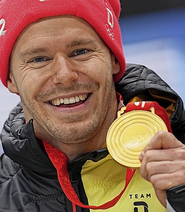 Christopher Grotheer ohne Helm, aber mit der Goldmedaille  | Foto: Michael Kappeler (dpa)