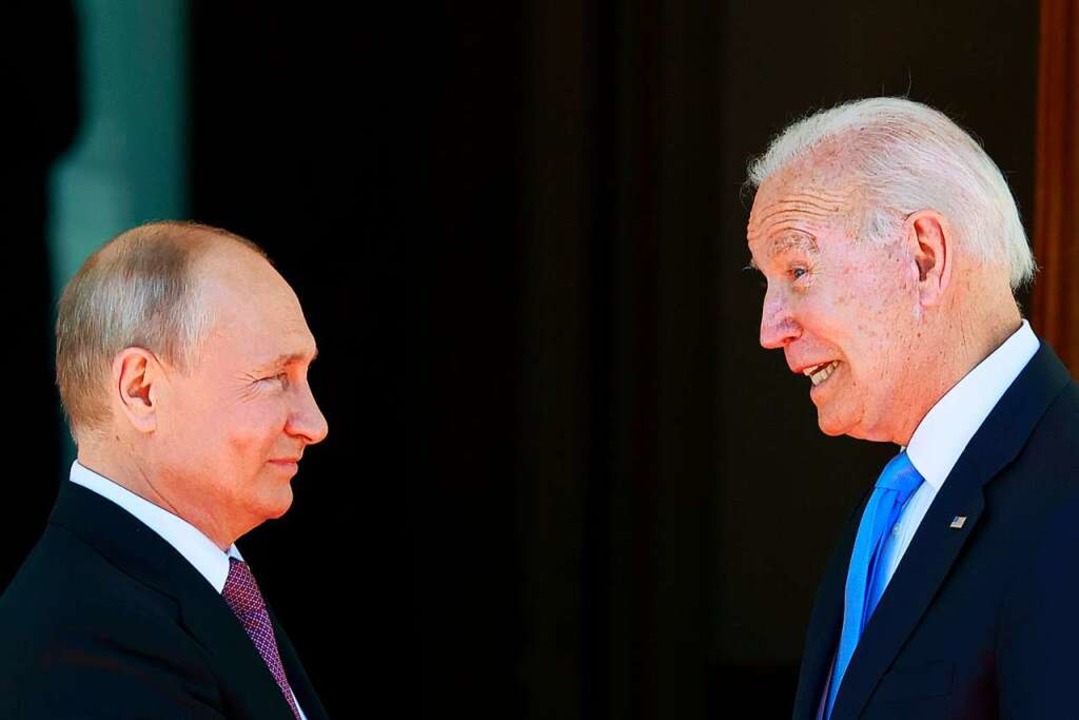 Letztes Jahr bei einem Treffen in Genf...utin und Joe Biden heute telefonieren.  | Foto: Denis Balibouse (dpa)