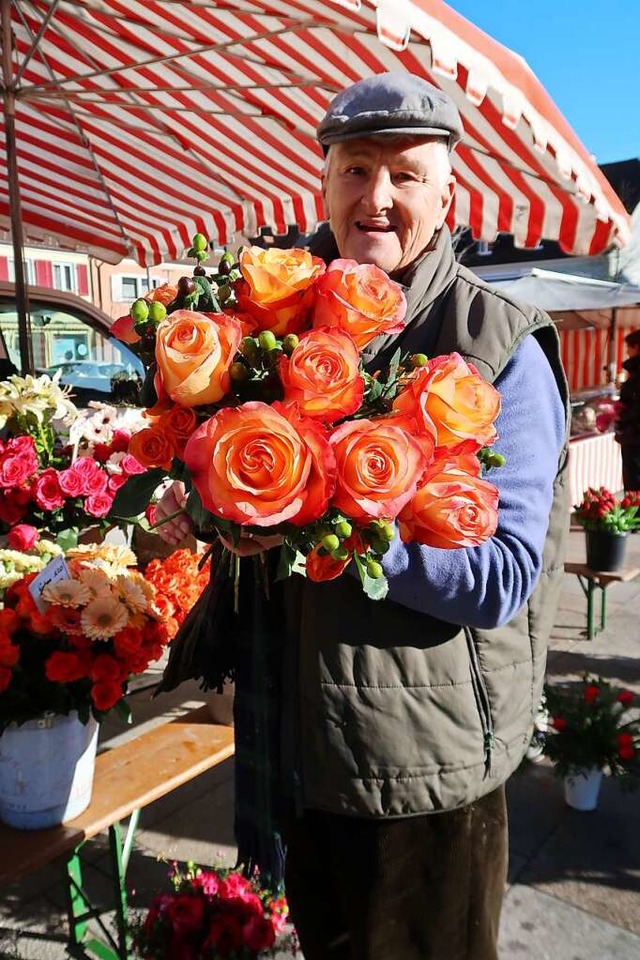 Christian Mattmller verkauft an seinem Stand auf dem Breisacher Markt Blumen.  | Foto: Christine Weirich