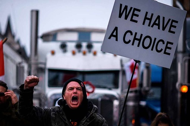 Protestierender gegen Corona-Manahmen und die Trudeau Regierung.  | Foto: ED JONES (AFP)