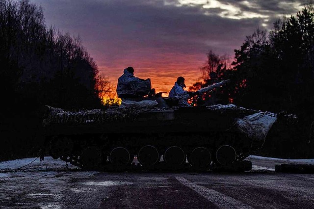 Ukrainische Truppen bei einem Trainingseinsatz am Samstag.  | Foto: HANDOUT (AFP)