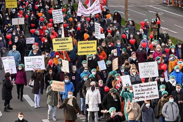 Rund 3000 Menschen demonstrieren in Freiburg gegen die Corona-Maßnahmen