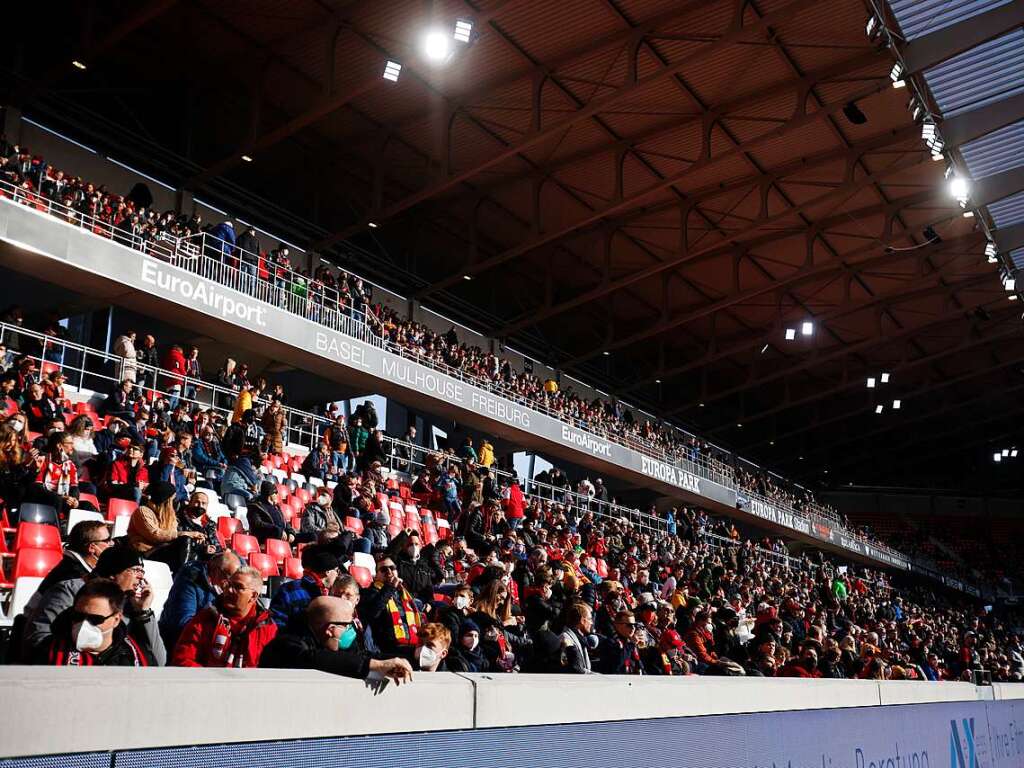 Zum ersten Mal seit drei Monaten durfte wieder eine fnfstellige Anzahl an Fans ins Freiburger Stadion.