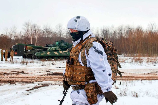 Ukrainische Soldaten whrend einer Mil...er Stadt Tschuhujiw in der Ostukraine.  | Foto: SERGEY BOBOK (AFP)