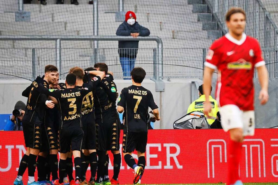 Spieler des FSV Mainz 05 bejubeln das Tor des Mainzers Alexander Hack  | Foto: Philipp von Ditfurth (dpa)