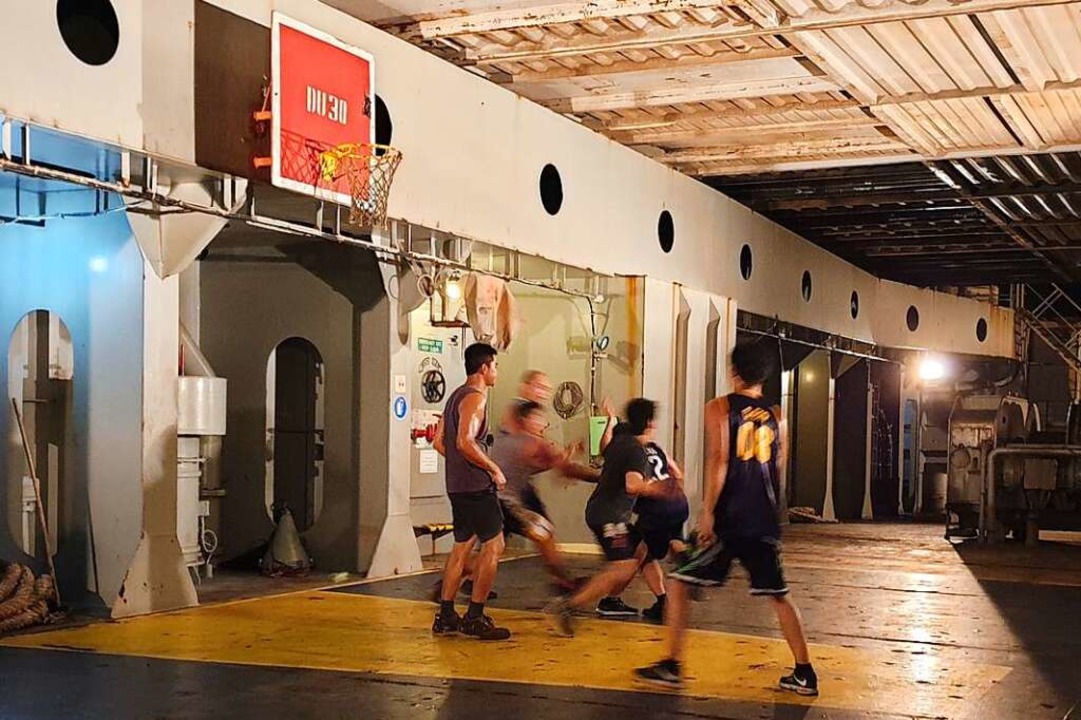 Basketballspielen nach Dienstschluss am Heck  | Foto: Kathrin Groth