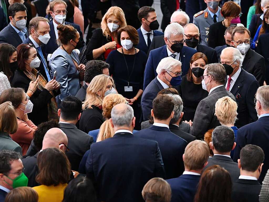 Nach der Verkndigung des Ergebnisses seiner Wiederwahl wollen ihm Politikerinnen und Prominente im Paul-Lbe-Haus gratulieren.