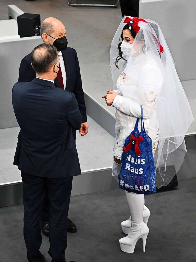 Zu ihrem Outfit trug Lady Bitch Ray auch eine Tasche mit einer klaren politischen Botschaft: „Nazis raus #noAfD“.„