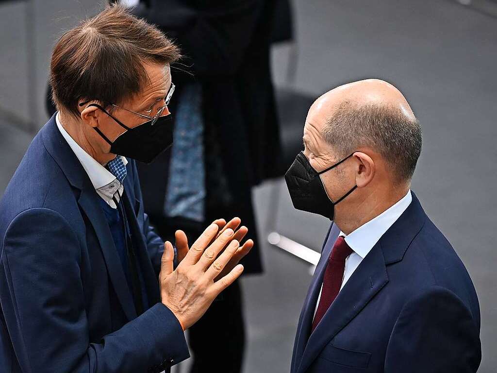 Karl Lauterbach (SPD, l), Bundesminister fr Gesundheit, im Gesprch mit mit Bundeskanzler Olaf Scholz (SPD)