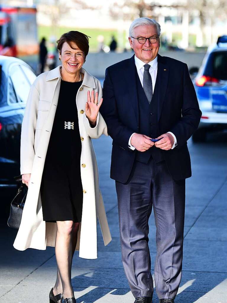 Minuten vor der Wahl: Bundesprsident Frank-Walter Steinmeier und seine Frau Elke Bdenbender kommen zur Wahl des Bundesprsidenten in das Paul-Lbe-Haus.