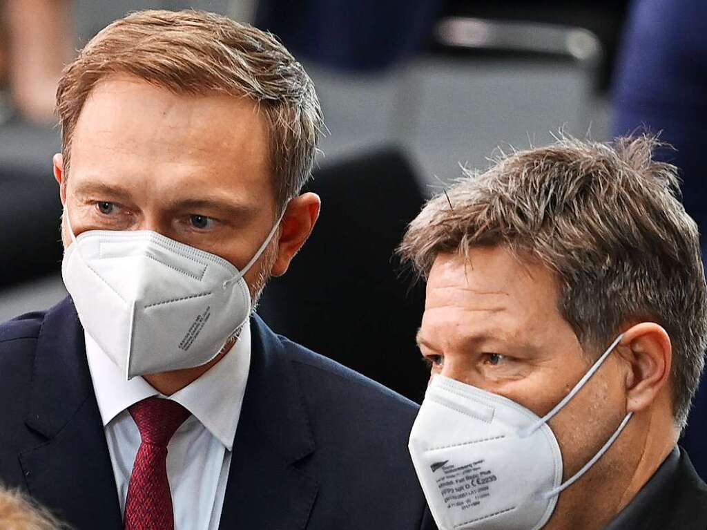 Christian Lindner (l), Bundesvorsitzender der FDP und Finanzminister, und Robert Habeck (Bndnis 90/Die Grnen), Bundesminister fr Wirtschaft und Energie, sind auch mit FFP2-Masken gut zu erkennen.