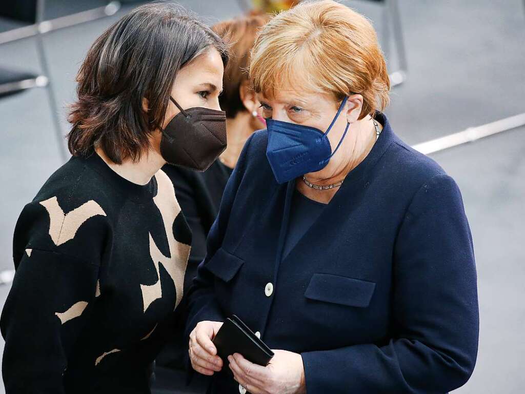 Angela Merkel (r, CDU),ehemalige Bundeskanzlerin, im Gesprch mit Auenministerin Annalena Baerbock (Bndnis 90/Die Grnen)