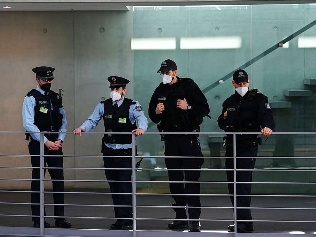 Die Wahl des Bundesprsidenten erfolgt unter dem Schutz von zahlreichen Polizeibeamten.