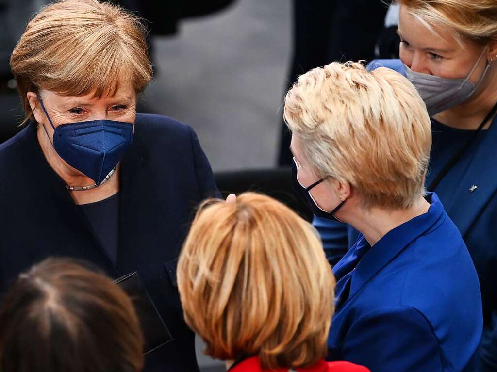 Angela Merkel (l, CDU),ehemalige Bundeskanzlerin, im Gesprch mit Franziska Giffey (r-l) und Manuela Schwesig (beide SPD) und Bundestagsprsidentin Brbel Bas.