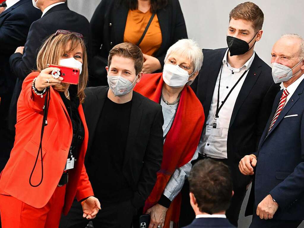 Kevin Khnert, SPD-Generalsekretr, stellt sich zu einem Selfie mit weiteren Persone.