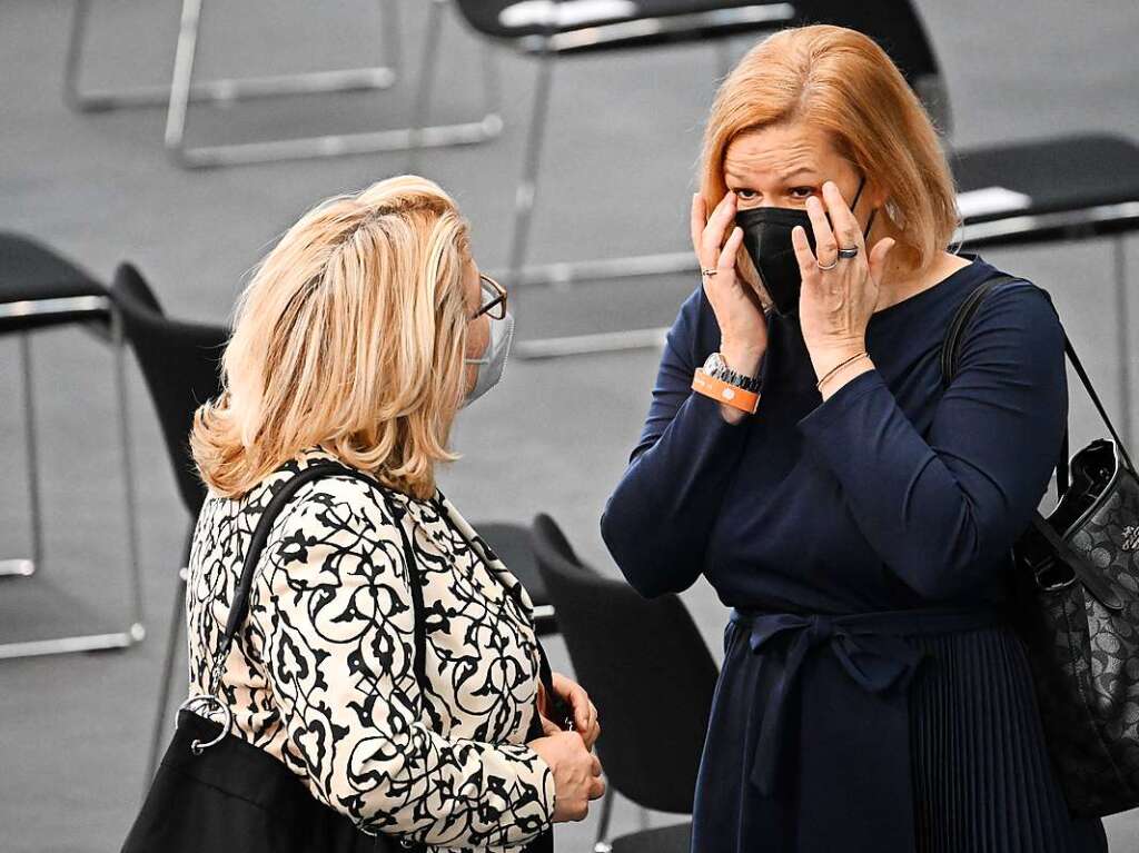 Svenja Schulze (l), SPD, Bundesministerin fr wirtschaftliche Zusammenarbeit und Entwicklung und Nancy Faeser, SPD, Bundesinnenministerin