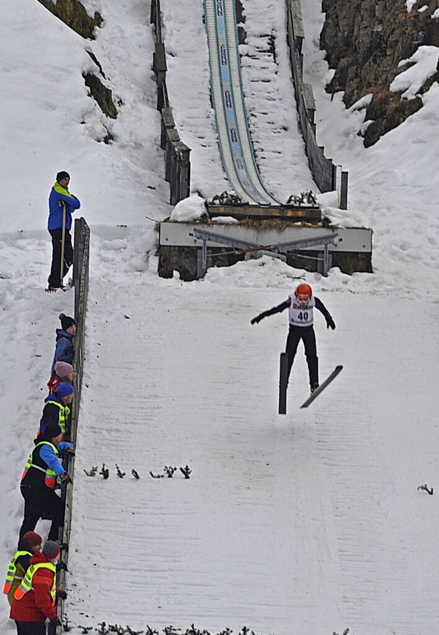 Junge Skispringerinnen und Skispringer...erzielte Bestweite lag bei 32 Metern.   | Foto: Christiane Sahli
