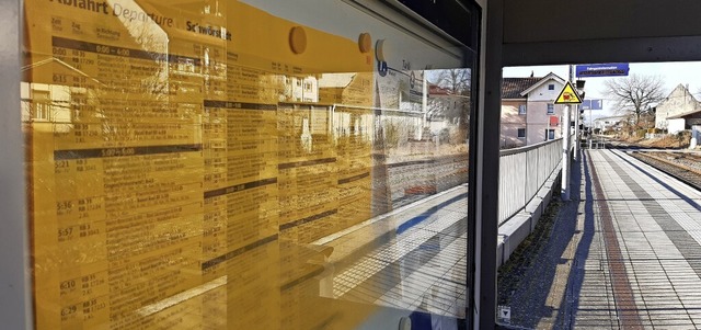 Ein Fahrplan hngt am Bahnhof Schwrst...ng muss vieles bercksichtigt werden.   | Foto: Vlk, Melanie