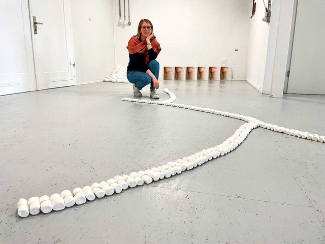 Carola Jaeckel mit ihrer Installation Plexus aus Marshmallows.  | Foto: Barbara Ruda