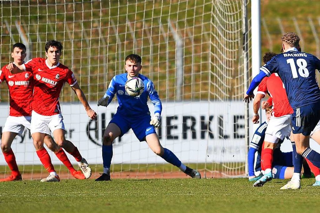 Der Freiburger Torhüter Laurin Mack (M... ein wichtiger Rückhalt für sein Team.  | Foto: Achim Keller