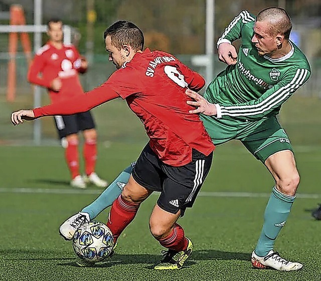 Traf beim Ersatztestspiel in Wittnau f...as Krumm (rechts, gegen Marco Steiert)  | Foto: Claus G. Stoll