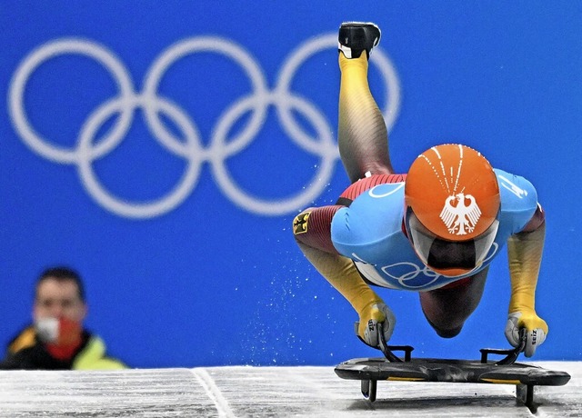 Mit Schwung auf den Skeletonschlitten ...r Goldmedaille: Hannah Neise in Peking  | Foto: JOE KLAMAR (AFP)