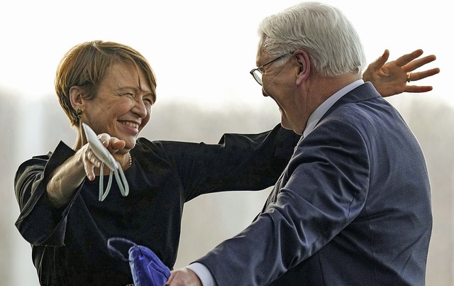Elke Bdenbender gratuliert ihrem Mann...er zur Wiederwahl als Bundesprsident.  | Foto: Kay Nietfeld (dpa)