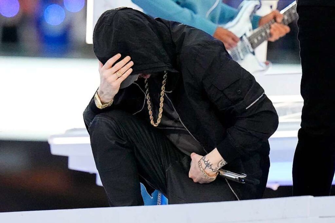 Eminem kniete, Colin Kaepernick-Style.  | Foto: Chris O'meara (dpa)