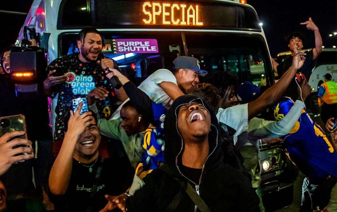 Fans feiern auf den Straßen LAs.  | Foto: APU GOMES (AFP)