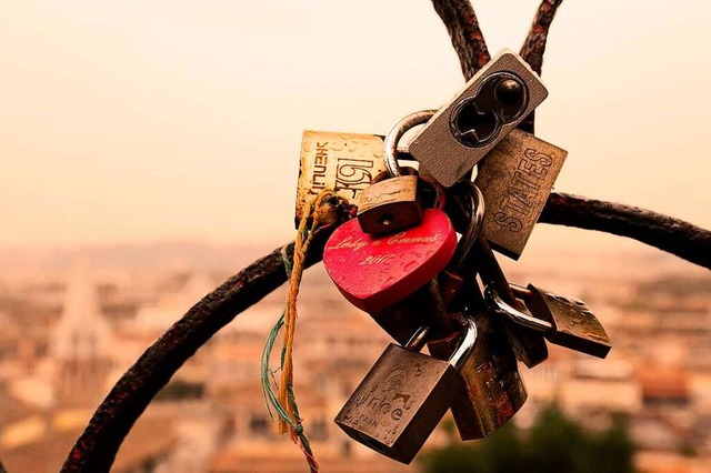 In Italien  ist es blich, dass Paare ...lentinstag  Liebesschlsser aufhngen.  | Foto: Davide Zanin (stock.adobe.com)