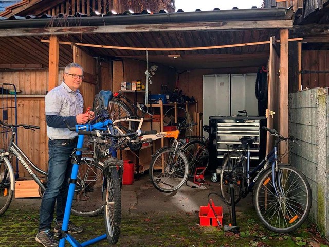 In der Fahrradwerkstatt versuchen Thom...rahteseln wieder neuen Glanz zu geben.  | Foto: Thomas Brehm