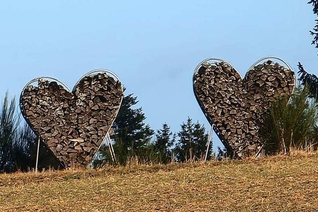 Auf einem Wanderweg im Kinzigtal stehen zwei Herzen aus Holz